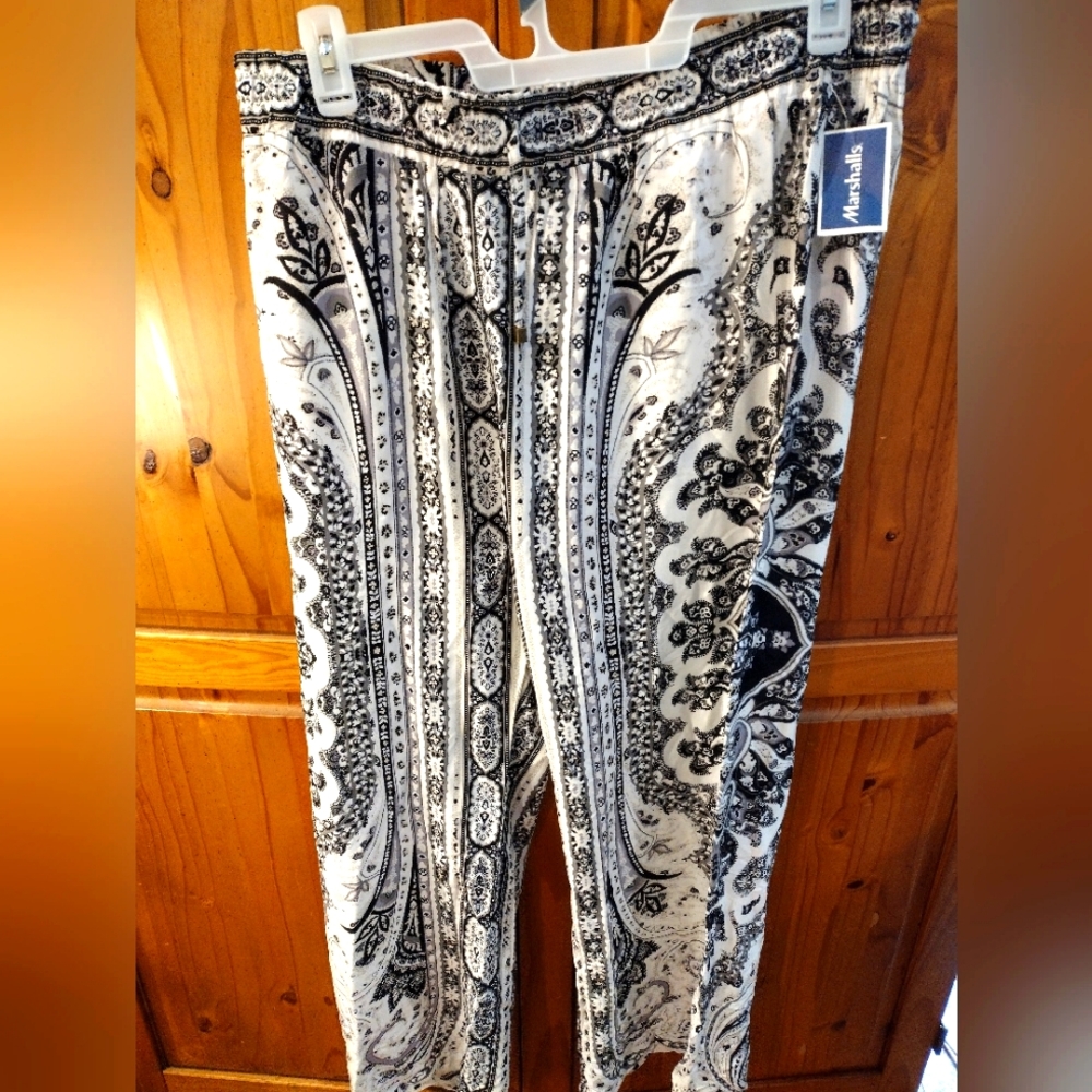 Hester & Orchard women's trousers with floral design, black and white, size XL.